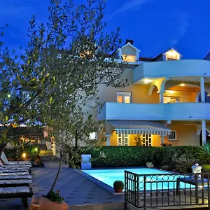 Vanilla With Heated Pool Apartment